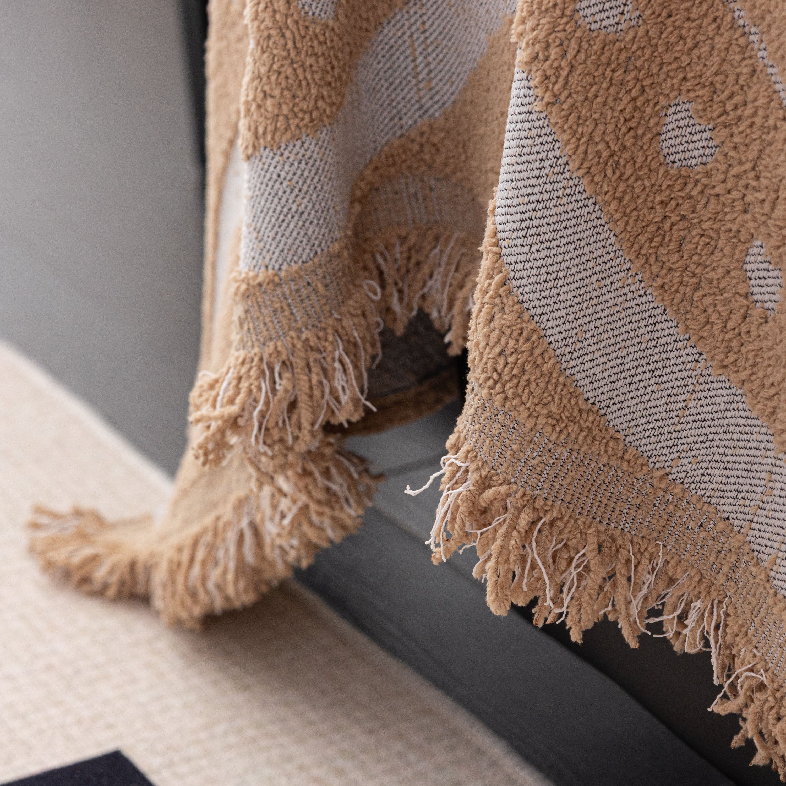 Luxurious Jacquard Couch Cover, Snag-Resistant Pet Friendly Couch Throw with Fringe
