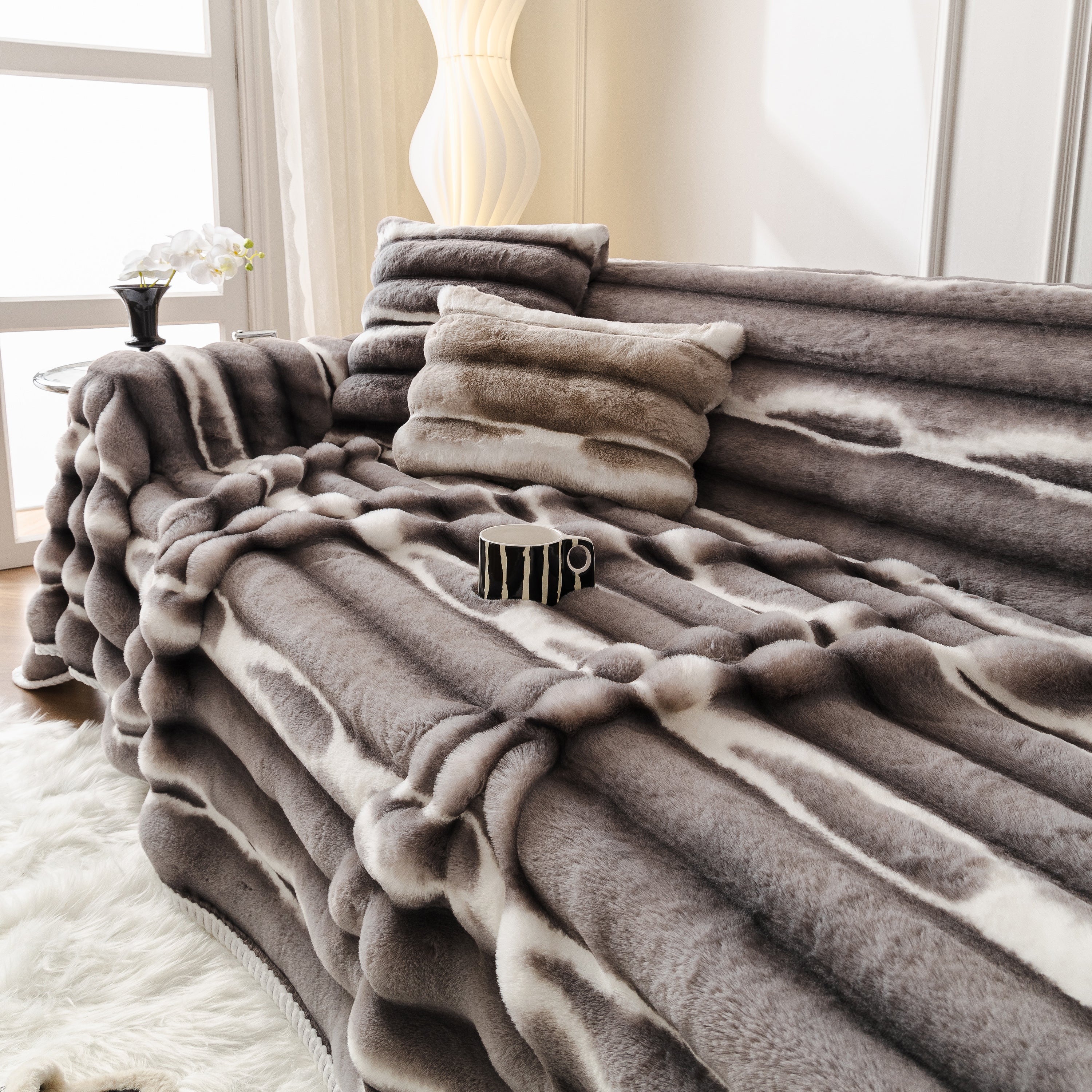 Ultra Soft Faux Fur Couch Cover – Large, Fluffy, and Elegant Sofa Throw Blanket