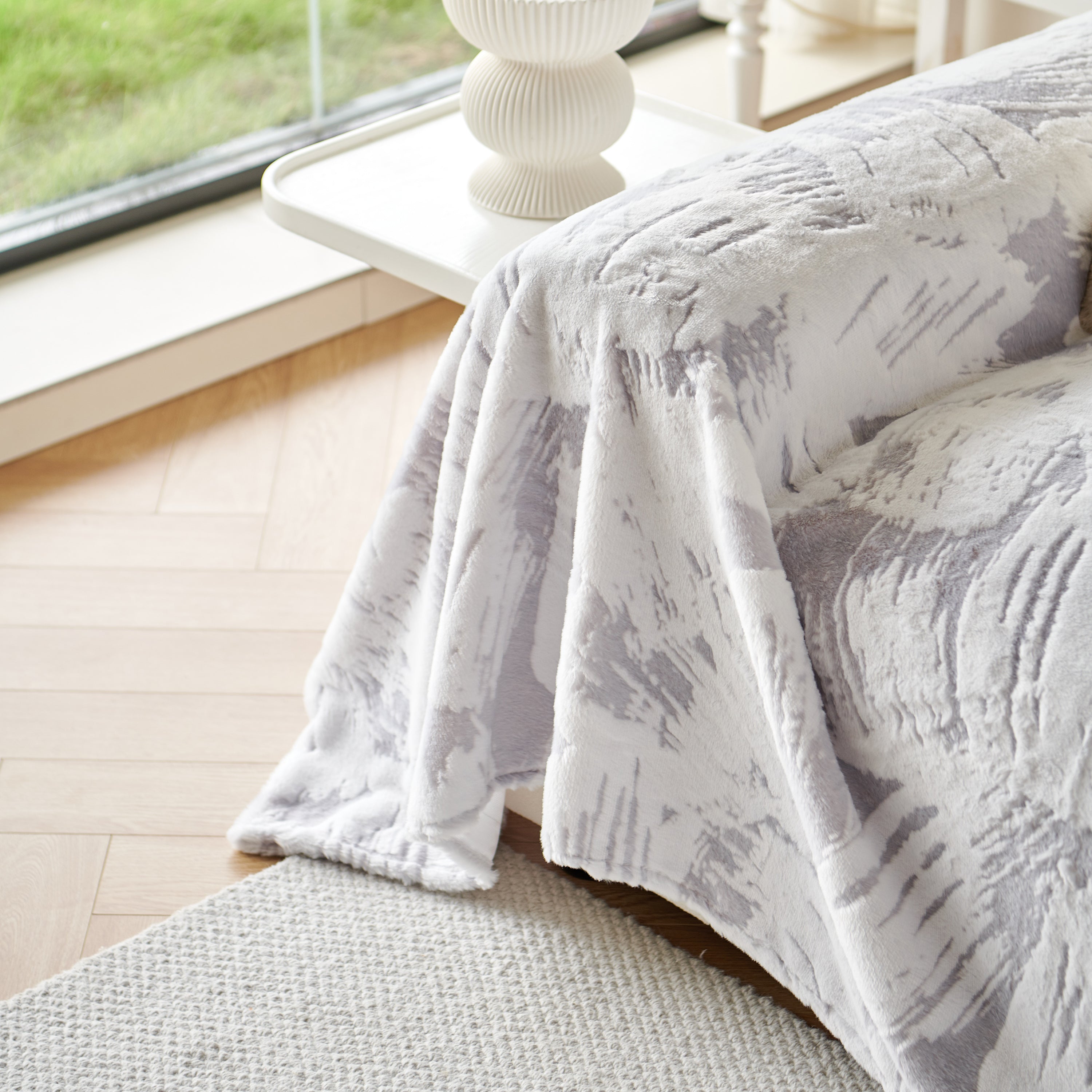 Plush Faux Fur Warm Sofa Cover with Waves Jacquard Textured Throw Blankets for Couch